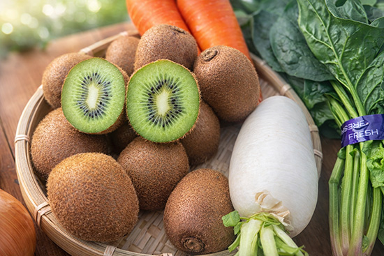 【たっぷりキウイ付き】わけあり野菜12種（北海道と九州の方）※送料込み※100サイズ満タン